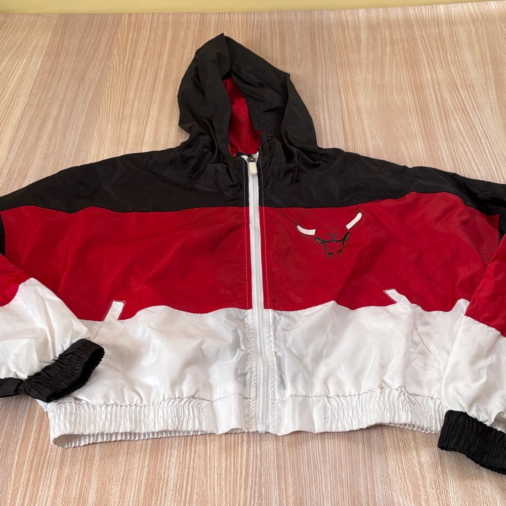 NBA Chicago Bulls crop wind jacket black red white